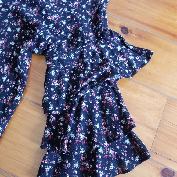 Max & Marcus Floral Cropped Blouse. Size Medium - Picture 7 of 10